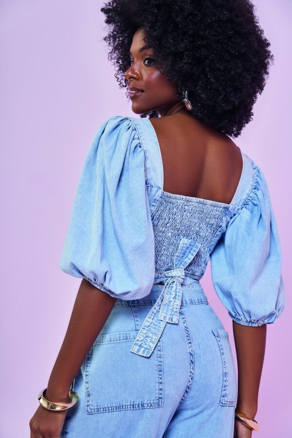 Blusa Cropped Gola Alta – Estilo Atemporal com Toque Moderno - Imagem 2